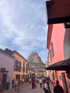 Usama5 - メキシコのプライベートツアー | MCT メキシコの観光地ベルナルの街並みと大きな岩