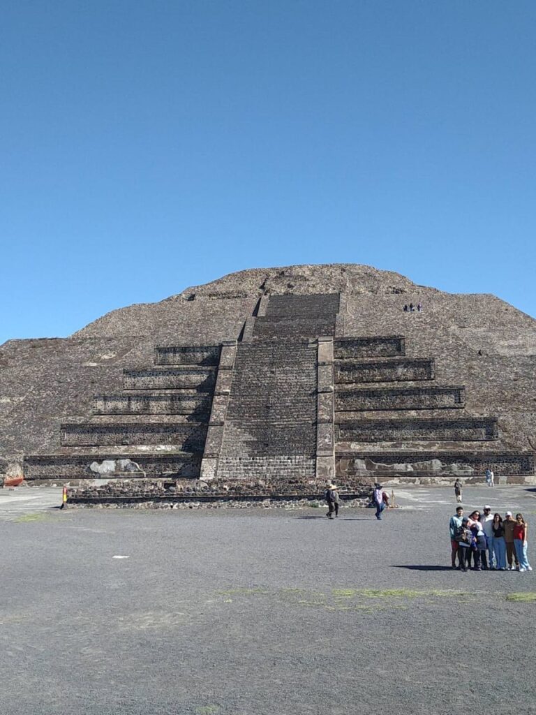 Satosama Teotihuacan1 - メキシコのプライベートツアー | MCT メキシコのテオティワカン遺跡にある太陽のピラミッド