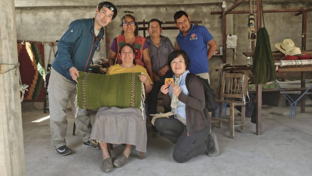 Msama 2 - メキシコのプライベートツアー | MCT 旅行者と記念撮影するオアハカの住民