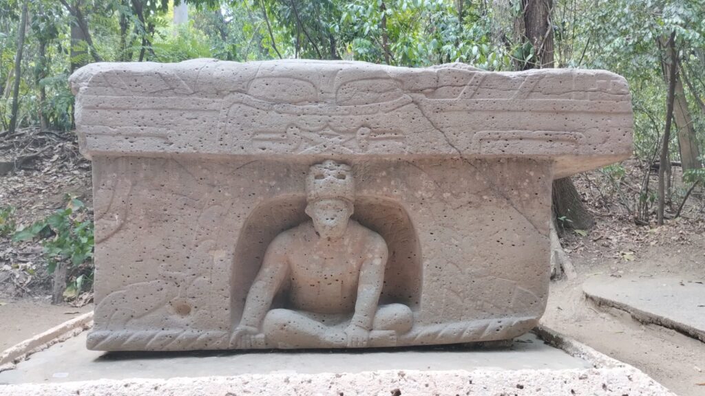 Trono la venta - メキシコのプライベートツアー | MCT メキシコのオルメカ遺跡ラベンタの出土品