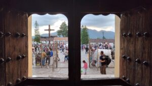 Iglesia Sancristobal - メキシコのプライベートツアー | MCT チアパス州サンクリストバルの教会の中