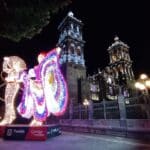 メキシコの世界遺産プエブラ市中心部歴史地区の教会とソカロ広場