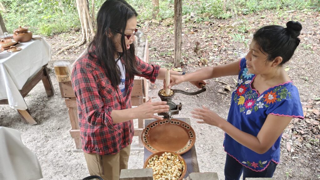 旅行者がマヤ料理を体験している