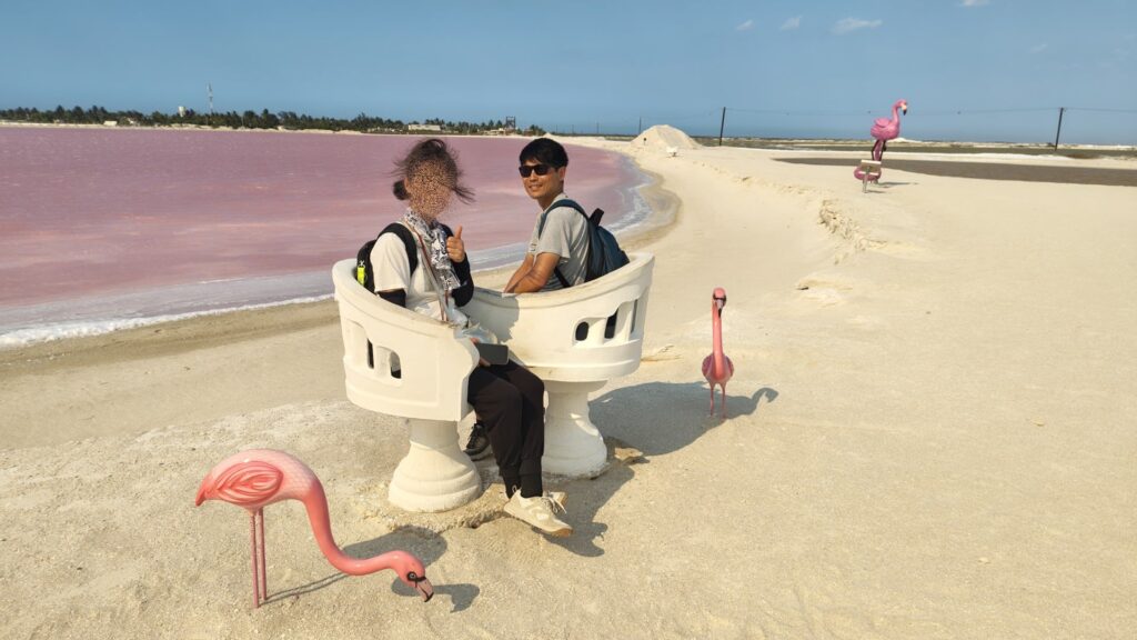 TYsama 1 Pinklake - メキシコのプライベートツアー | MCT ピンクレイクをバックに椅子に座っている