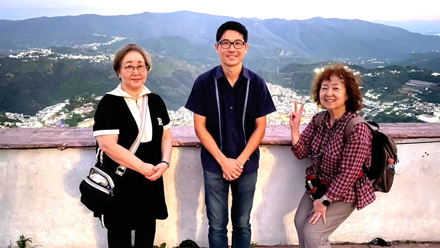 メキシコ旅行ガイドの岩﨑功とお客様