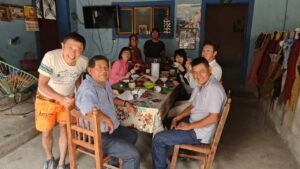 Ysama10 Oaxaca - メキシコのプライベートツアー | MCT オアハカの家庭でオアハカ料理を食べる人たち