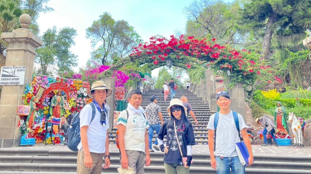 Ysama2 Bacilica - メキシコのプライベートツアー | MCT メキシコシティのグアダルーペ寺院で記念撮影する旅行者