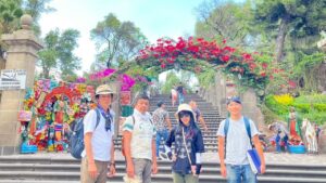 Ysama2 Bacilica - メキシコのプライベートツアー | MCT メキシコシティのグアダルーペ寺院で記念撮影する旅行者