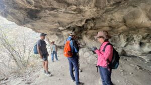 Ysama4 Mitla - メキシコのプライベートツアー | MCT オアハカの世界遺産の洞窟で休む旅行者