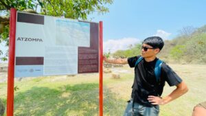 Ysama5 Atzompa - メキシコのプライベートツアー | MCT オアハカのアツォンパ遺跡で説明をするメキシコツアーガイドの岩﨑功