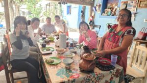 Ysama9 Oaxaca - メキシコのプライベートツアー | MCT オアハカの現地の家庭での昼食の様子