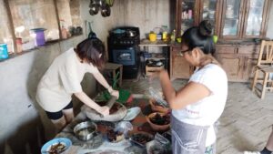 Oaxaca cocina - メキシコのプライベートツアー | MCT オアハカの家庭での料理体験でチリを擦っている