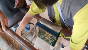 Oaxaca tapete bordando - メキシコのプライベートツアー | MCT オアハカでラグ作りの様子