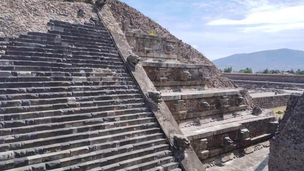 IMG_20240131_132452796 - メキシコのプライベートツアー | MCT メキシコのテオティワカン遺跡のケッツァルコアトル神殿