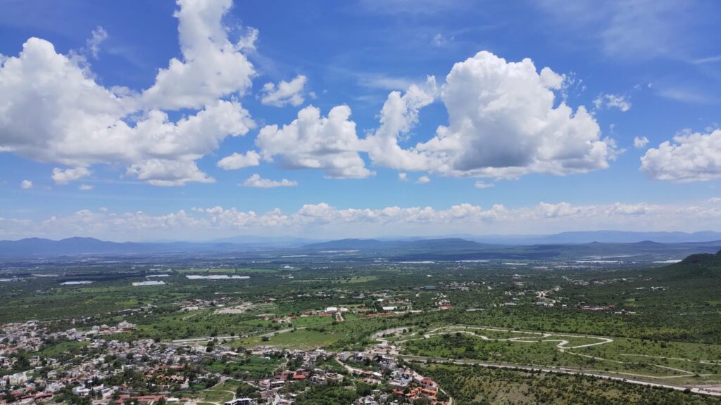 メキシコのケレタロ州にあるベルナル岩の上からの景色