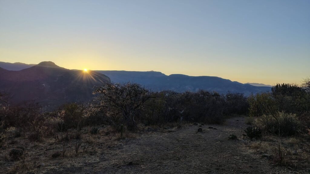 メキシコのオアハカの朝日