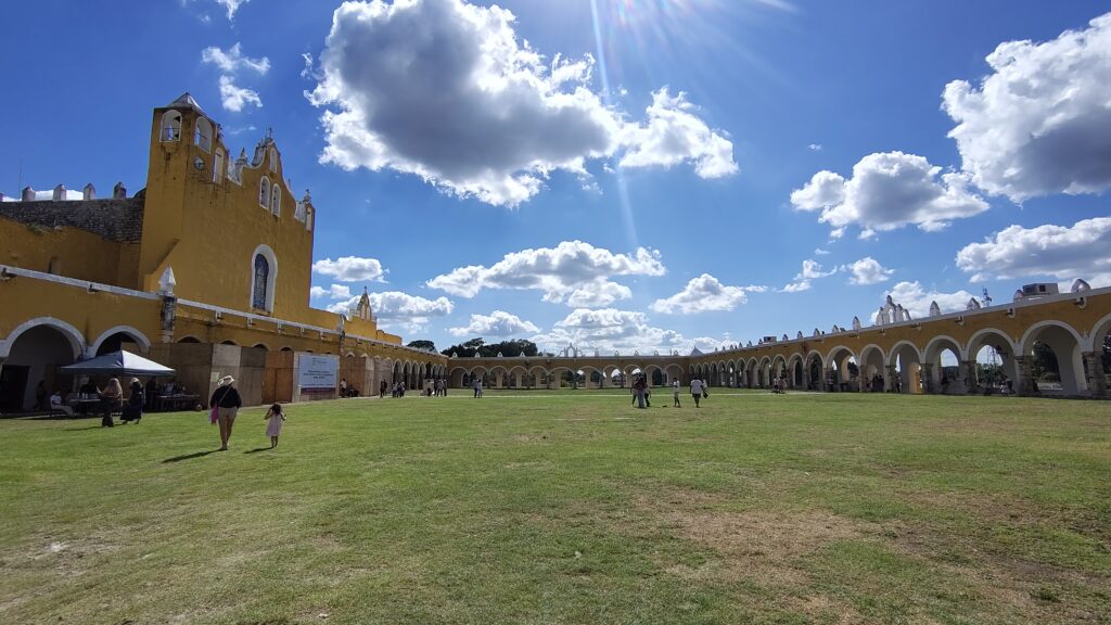 黄色い町イサマルの教会